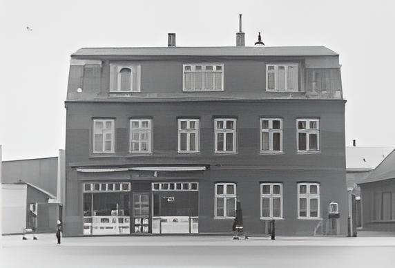 Um 1930, jetzt mit neuem Dachaufbau.