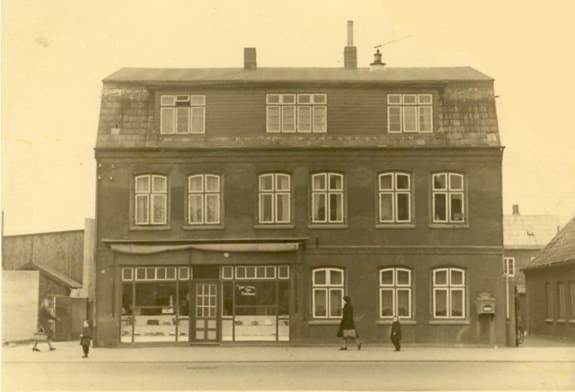 Um 1930, jetzt mit neuem Dachaufbau.